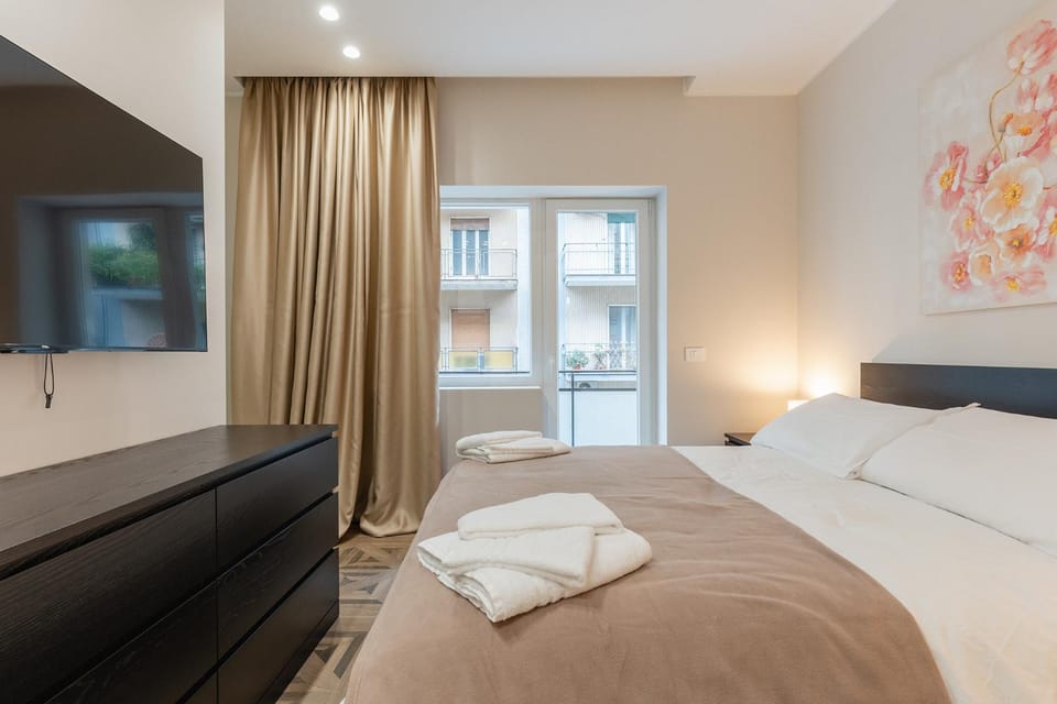 Bed, TV and multimedia, Photo of the whole room, Bedroom