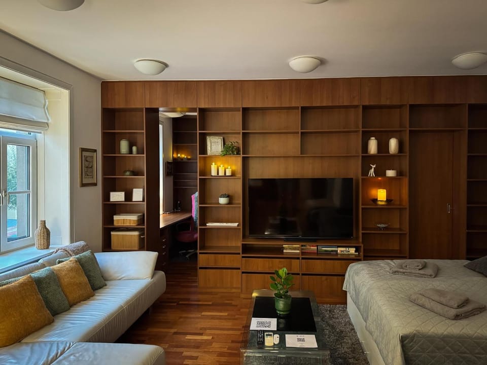 Bed, TV and multimedia, Living room