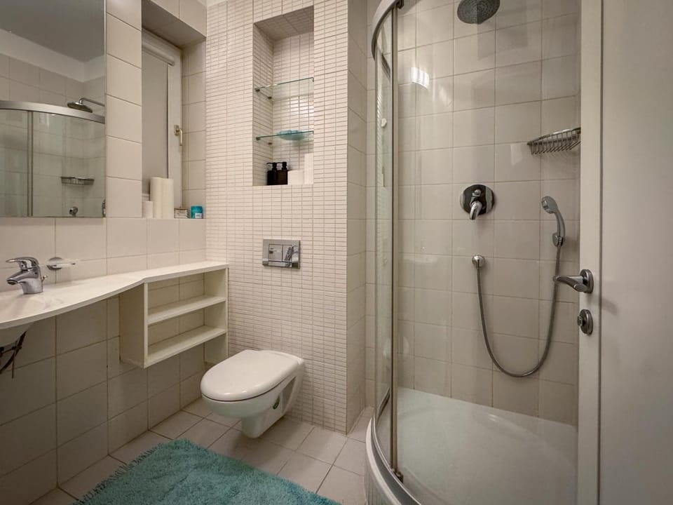 Shower, Toilet, Bathroom, towels