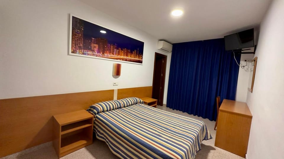 Bed, TV and multimedia, Photo of the whole room, Bedroom, air conditioner
