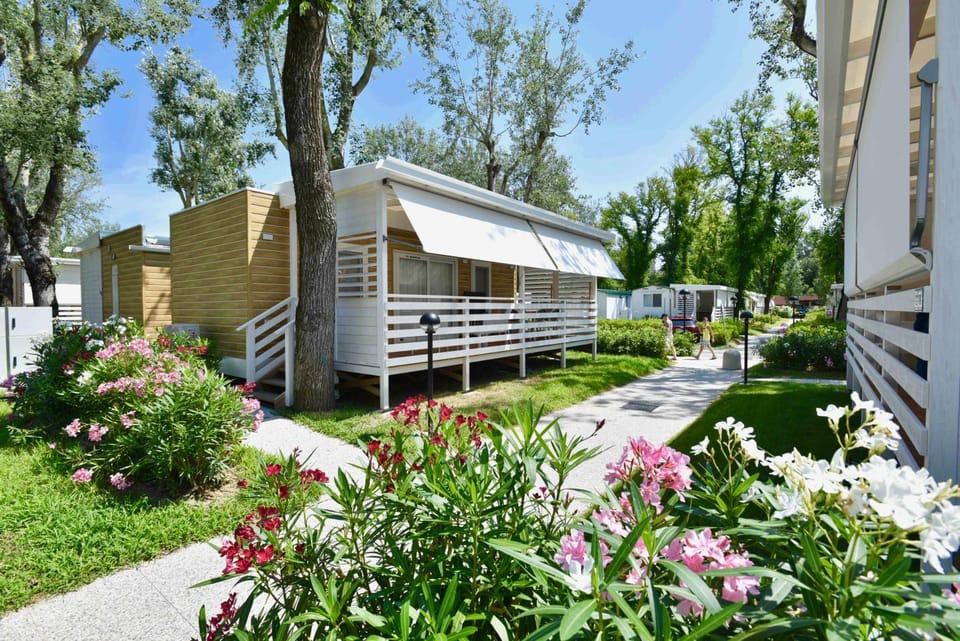 Property building, Day, Garden, Garden view