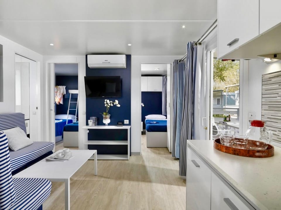 TV and multimedia, Living room, Photo of the whole room, air conditioner