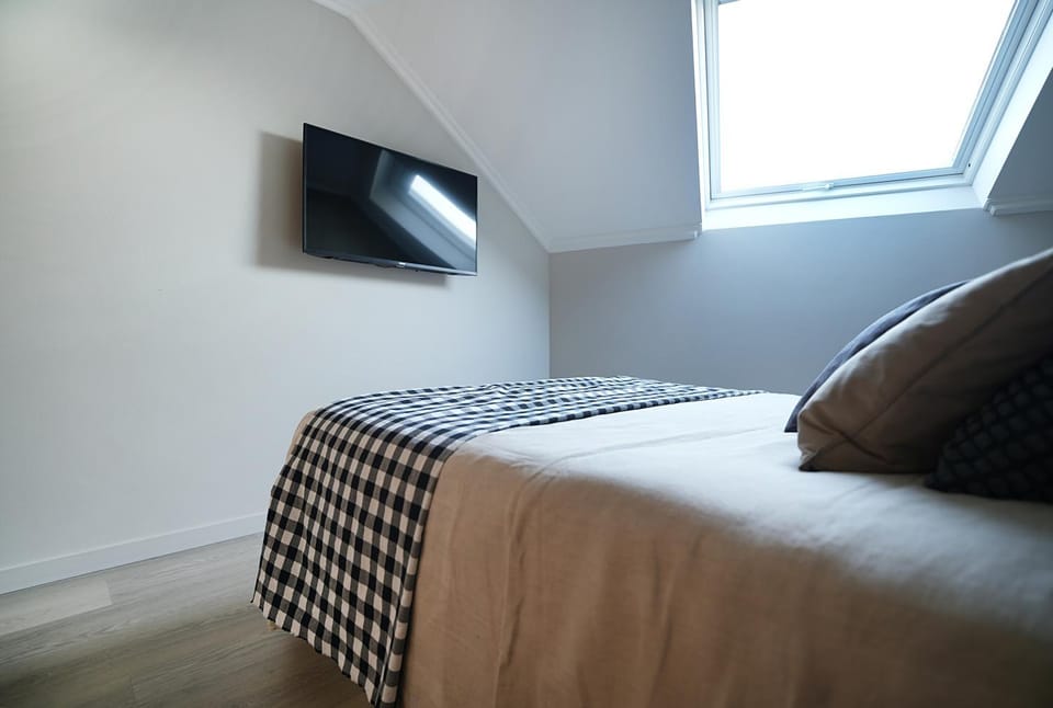 Bed, TV and multimedia, Photo of the whole room, Bedroom