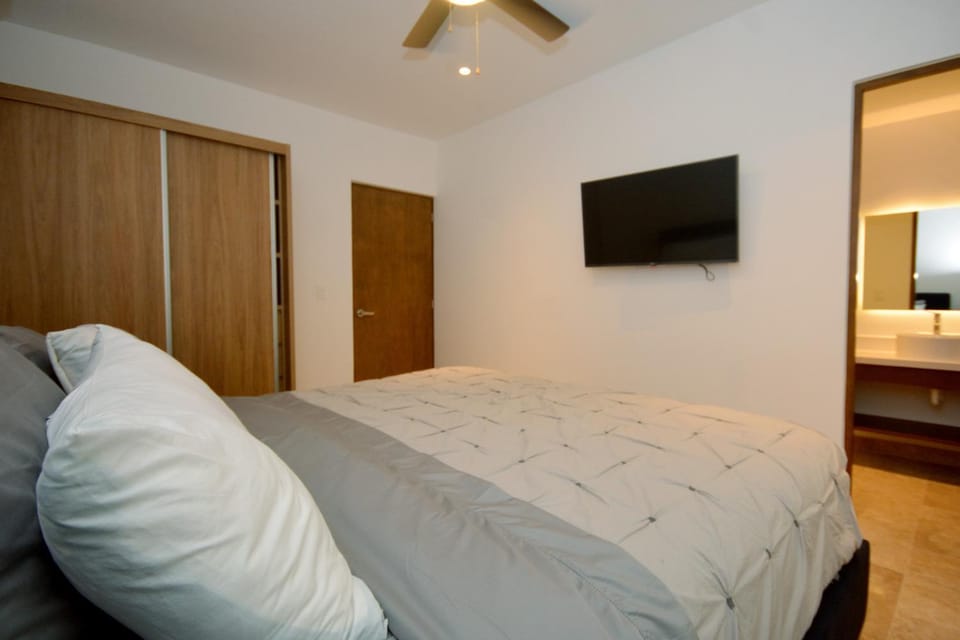 Bed, TV and multimedia, Photo of the whole room, Bedroom, wardrobe