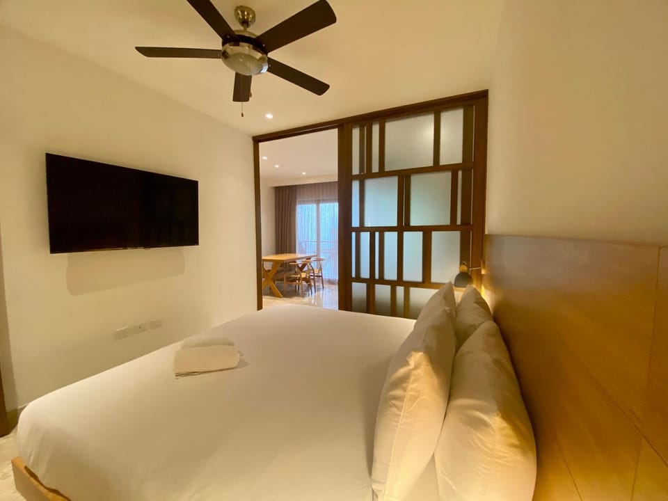 Bed, TV and multimedia, Photo of the whole room, Bedroom