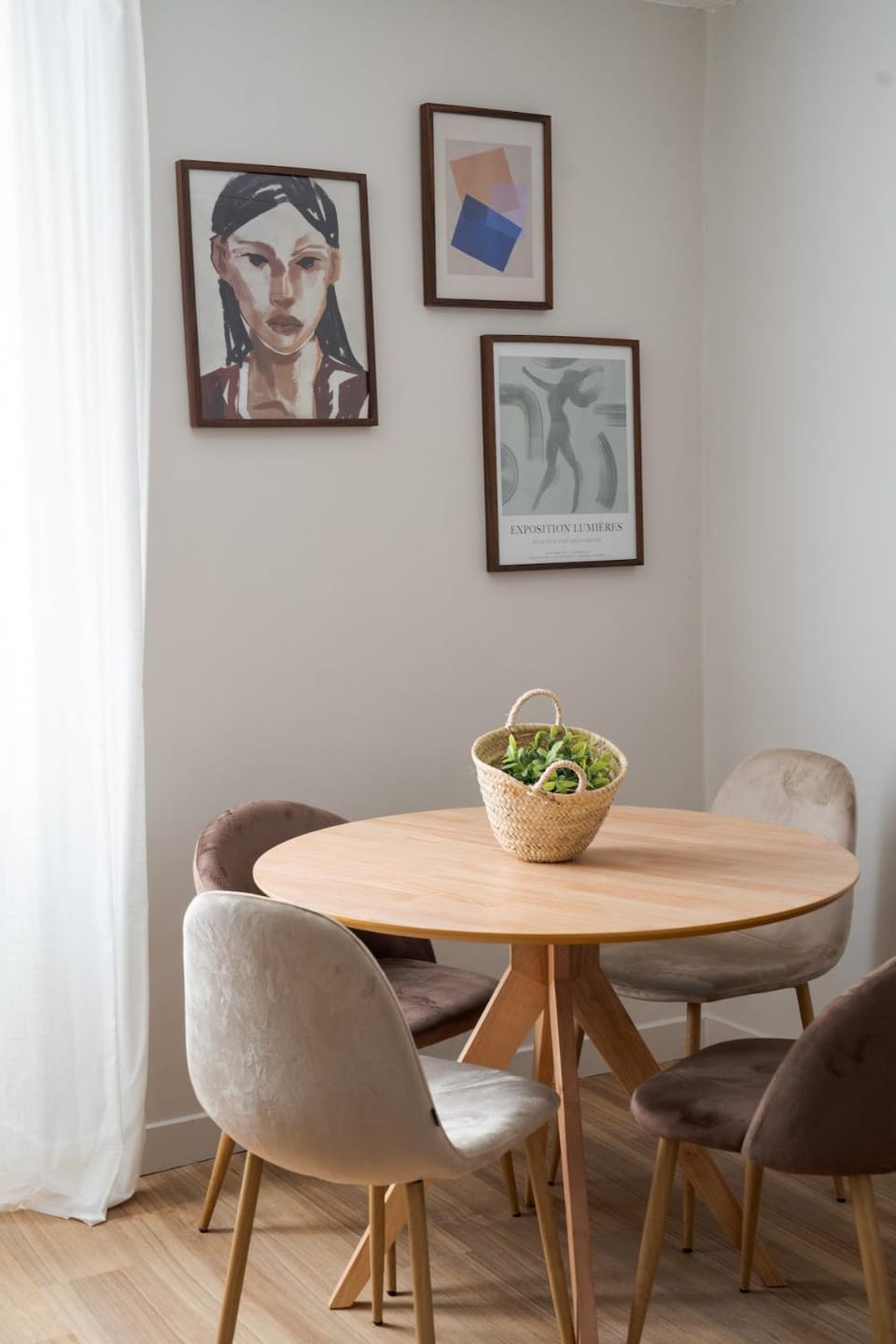 Decorative detail, Seating area, Dining area