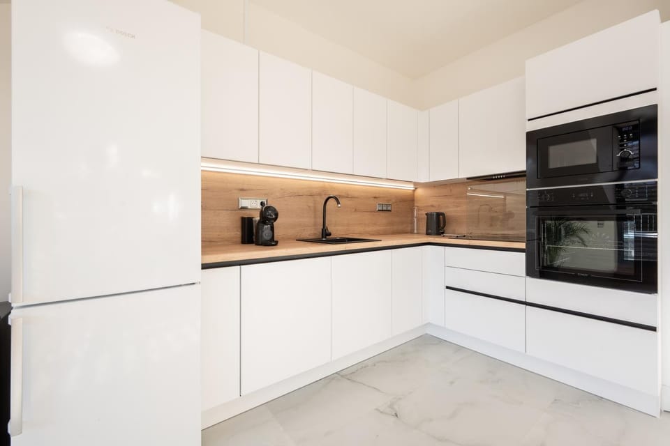 Coffee/tea facilities, Kitchen or kitchenette, dishwasher, oven, stove