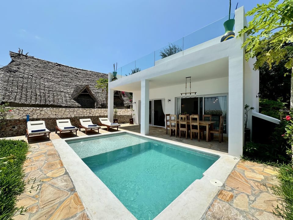 Property building, Patio, Day, Pool view, Swimming pool, sunbed