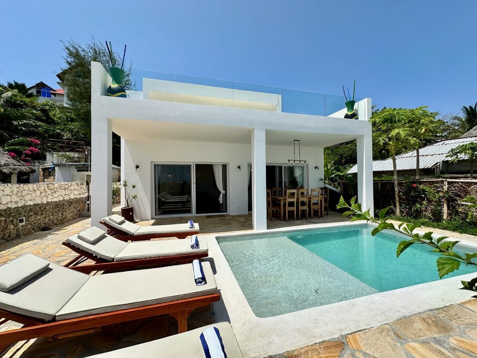 Property building, Swimming pool, sunbed