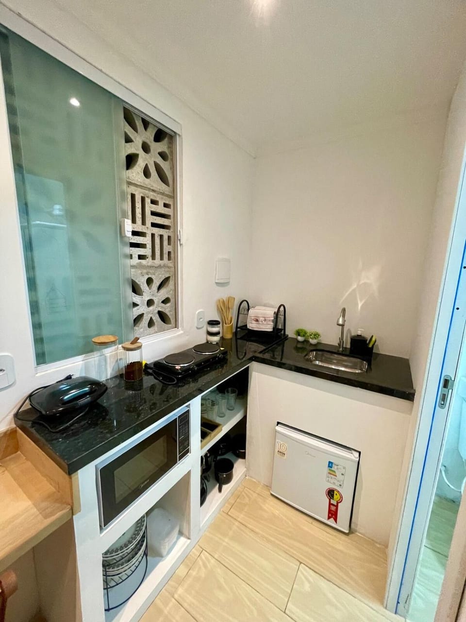 Kitchen or kitchenette, minibar
