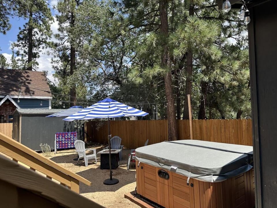 Large Bear Lodge by Big Bear Vacations House in Southern California