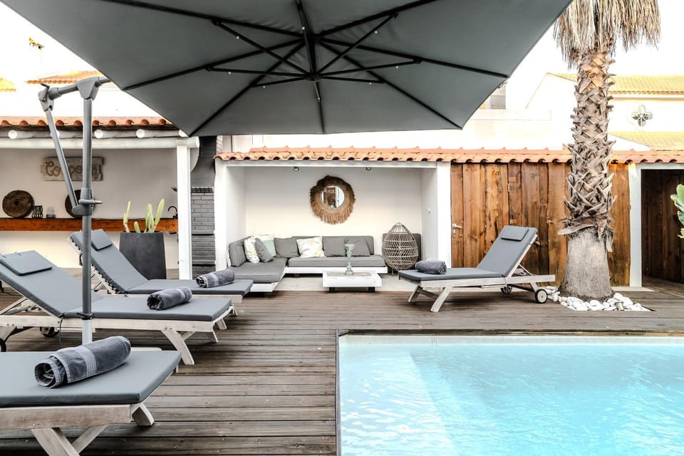 Patio, Swimming pool, sunbed