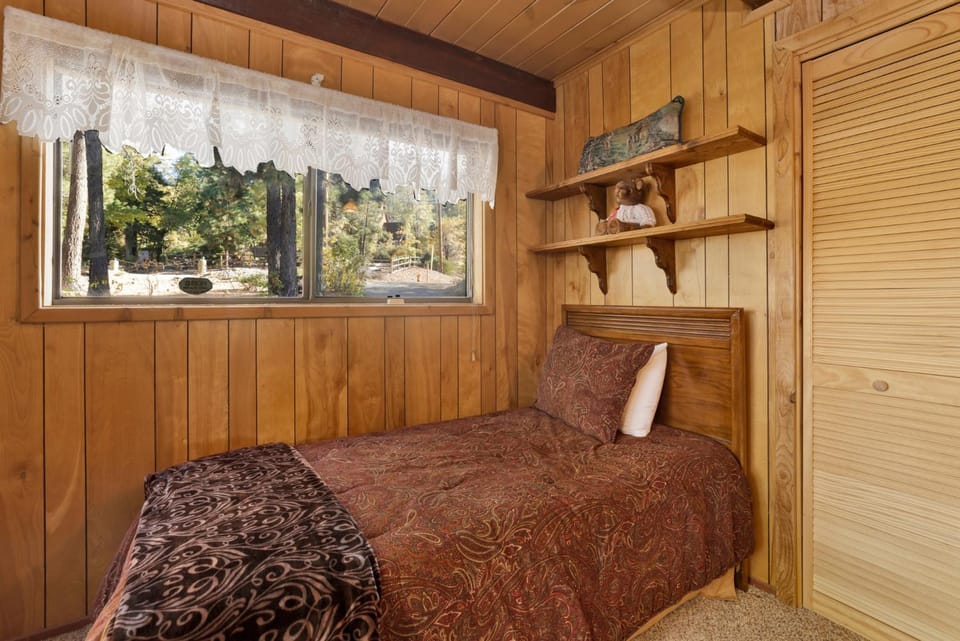Mountain Hideaway on Maryland by Big Bear Vacations House in Big Bear