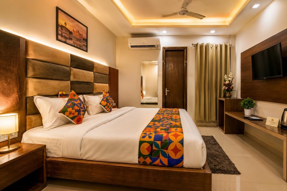 Bed, TV and multimedia, Photo of the whole room, Seating area, Evening entertainment, Bedroom, air conditioner