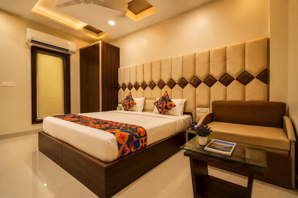 Bed, Living room, Photo of the whole room, Seating area, Bedroom