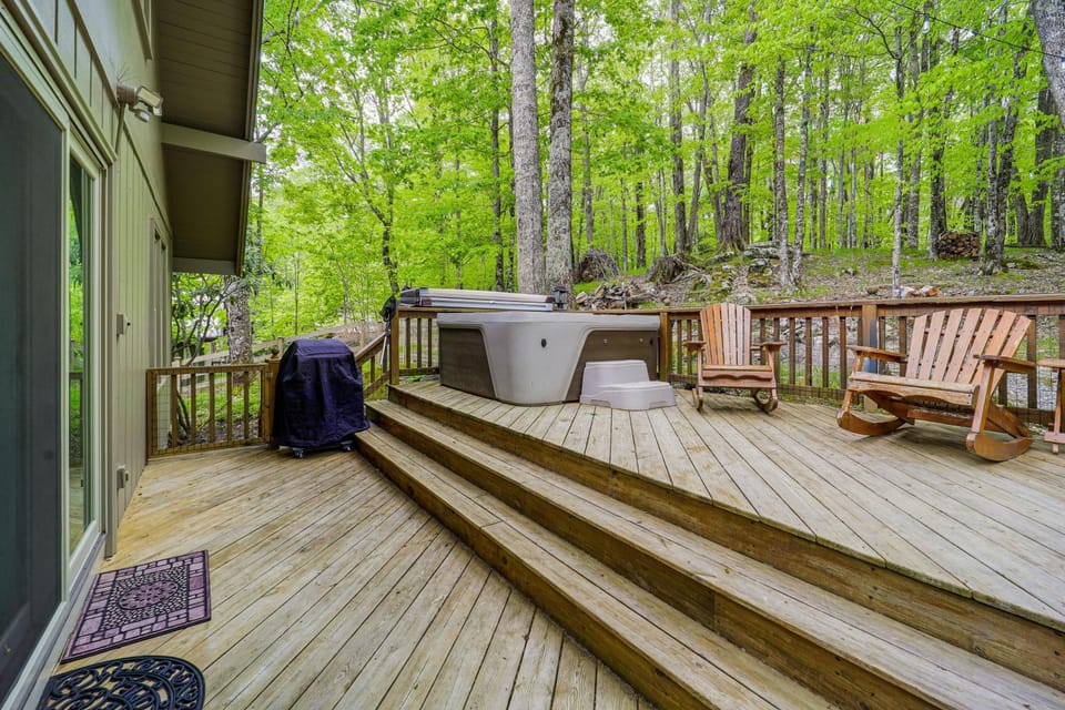 Blue Ridge Mtn Cabin: Hot Tub & Mountain Views Cabin in Beech Mountain