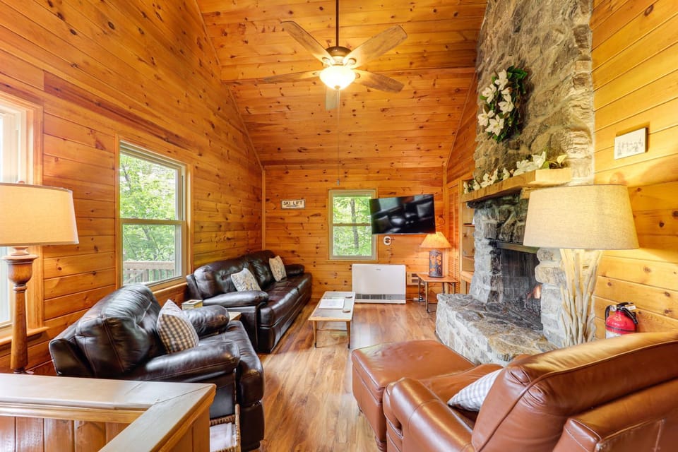 Blue Ridge Mtn Cabin: Hot Tub & Mountain Views Cabin in Beech Mountain