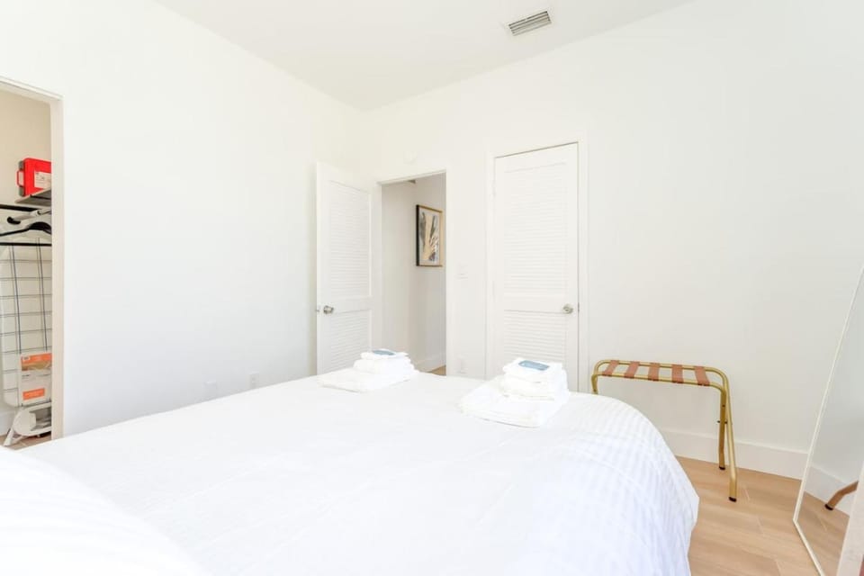 CHIC AND COZY 1 Br and 1Bth Suite on Collins Ave House in Flamingo Lummus