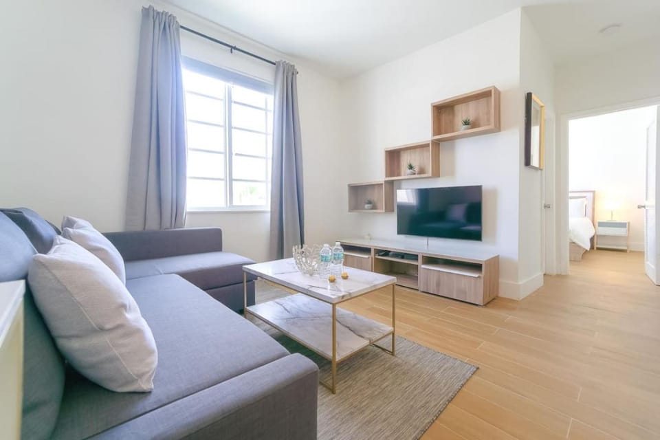 CHIC AND COZY 1 Br and 1Bth Suite on Collins Ave House in Flamingo Lummus