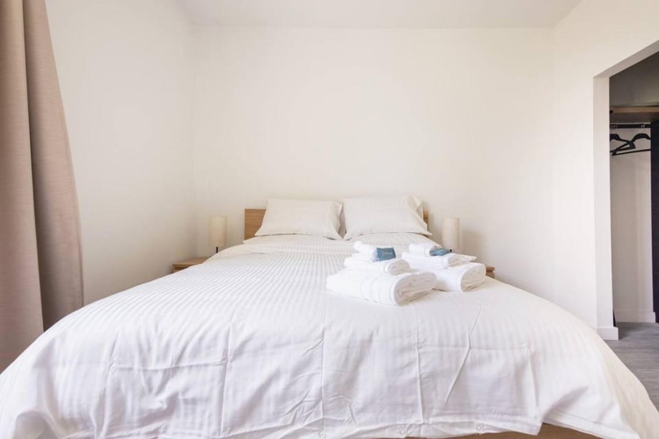 2 Bdr and 1 Bth CHIC and COZY Apartment on Collins Ave House in Flamingo Lummus