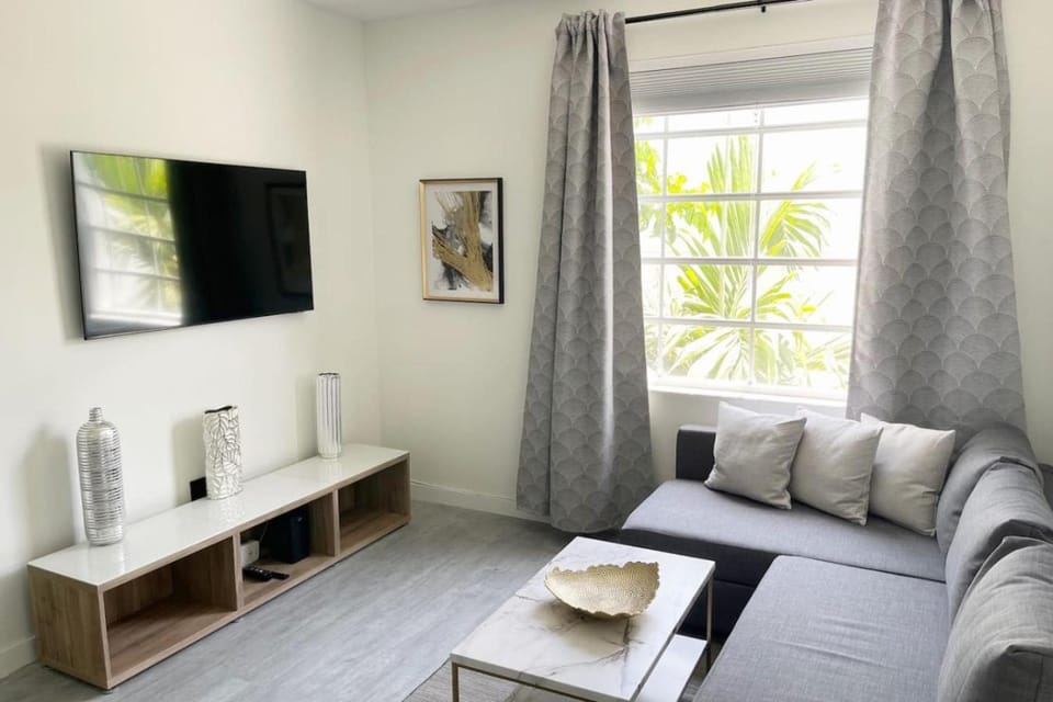 2 Bdr and 1 Bth CHIC and COZY Apartment on Collins Ave House in Flamingo Lummus