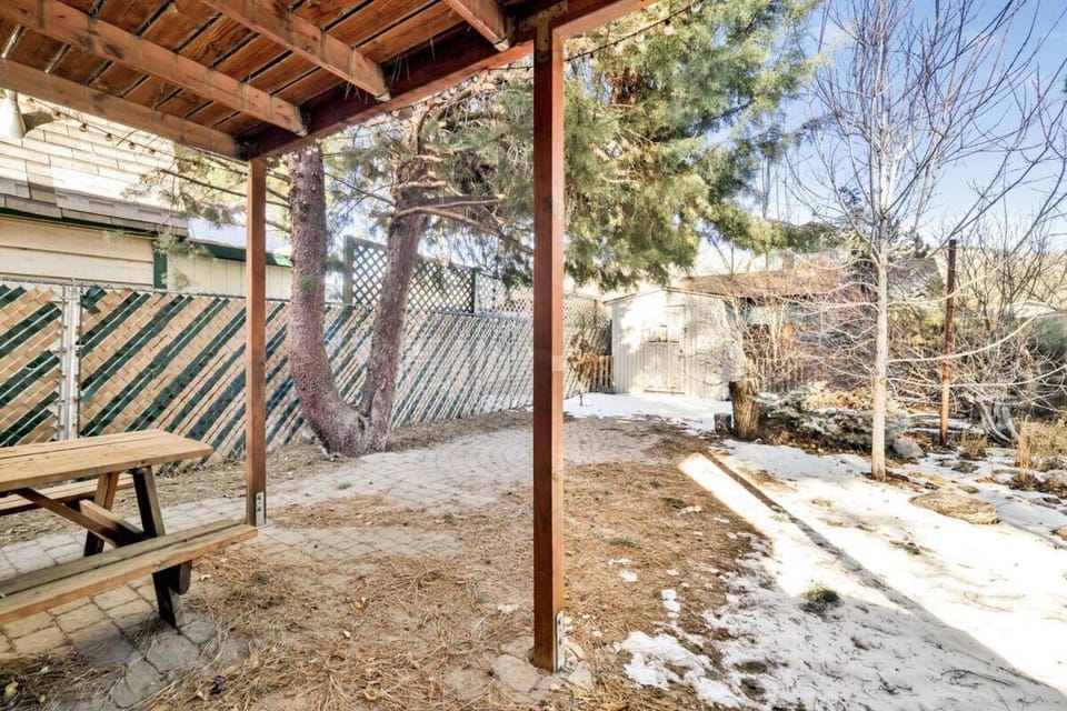 Aeroplane Gambrel Chalet- Adorable Airport Retreat Cottage House in Big Bear