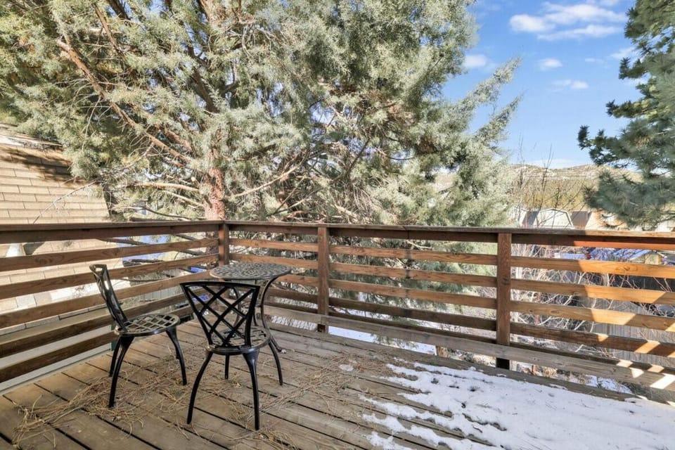 Aeroplane Gambrel Chalet- Adorable Airport Retreat Cottage House in Big Bear