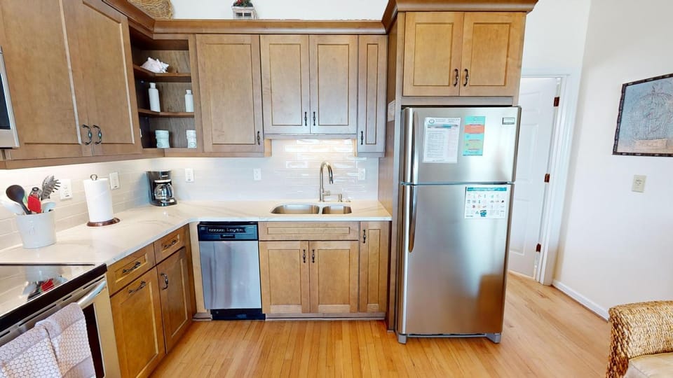 Food and drinks, dishwasher, microwave, oven, stove, toaster, kitchen