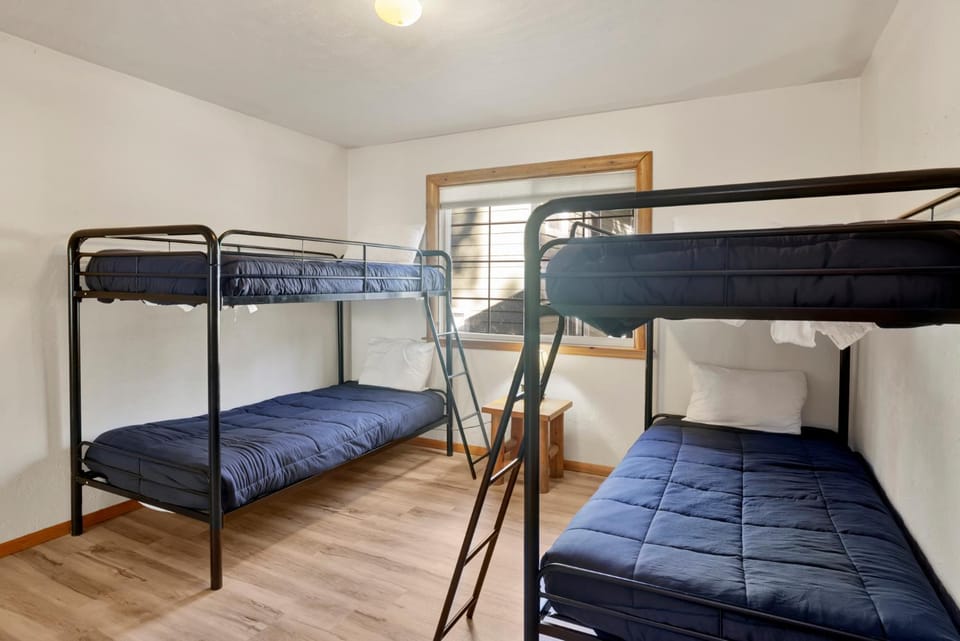 Bedroom, bunk bed