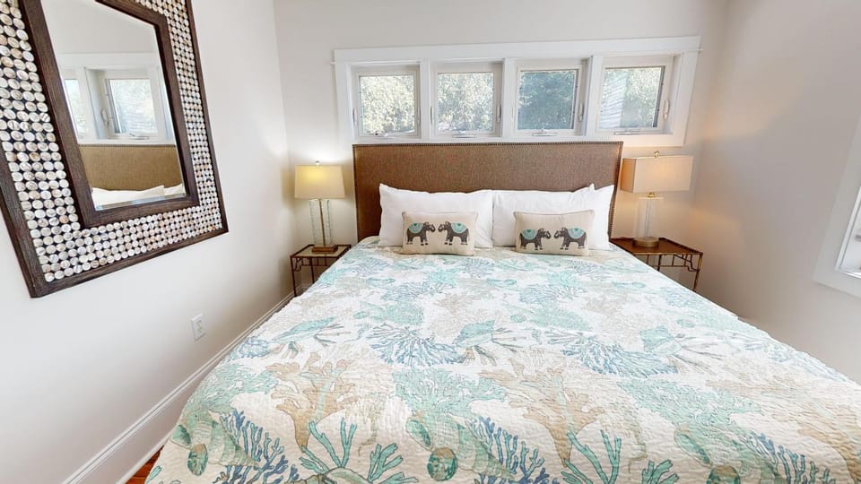 Bed, TV and multimedia, Bedroom