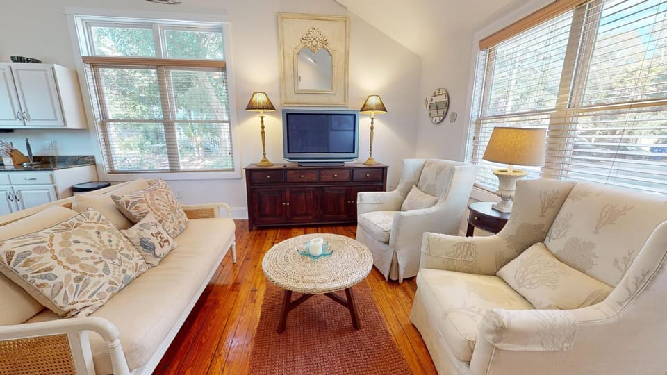TV and multimedia, Living room, Seating area, Family