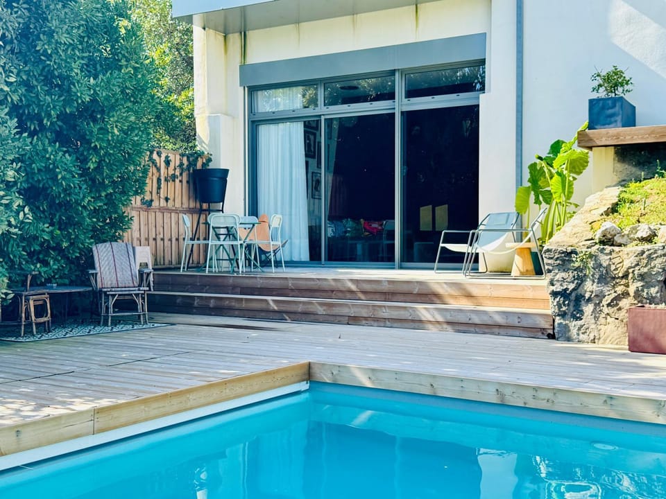 Patio, Swimming pool, sunbed