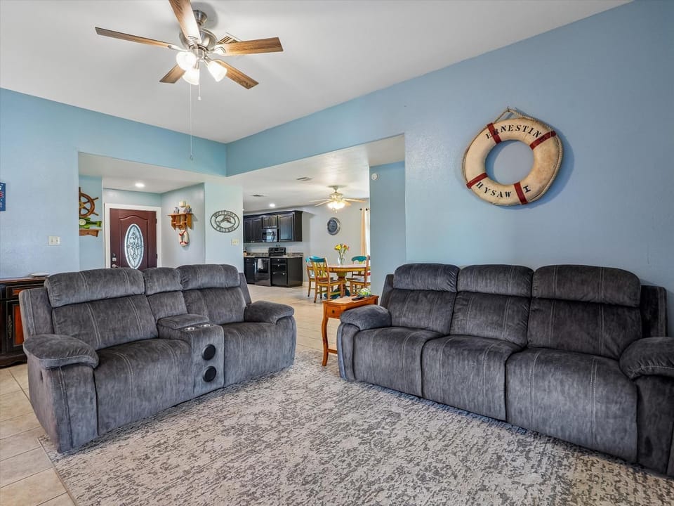 Kitchen or kitchenette, Living room, Seating area, Dining area, furniture