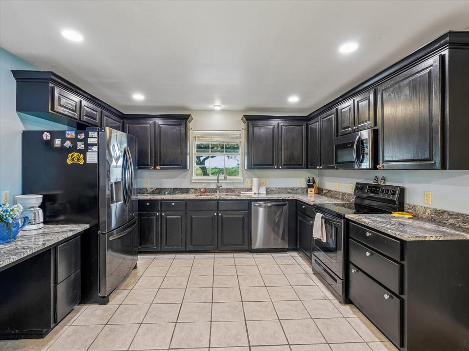 dishwasher, microwave, oven, stove, kitchen