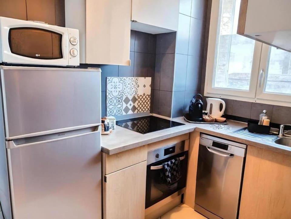 Coffee/tea facilities, Kitchen or kitchenette, dishwasher, stove