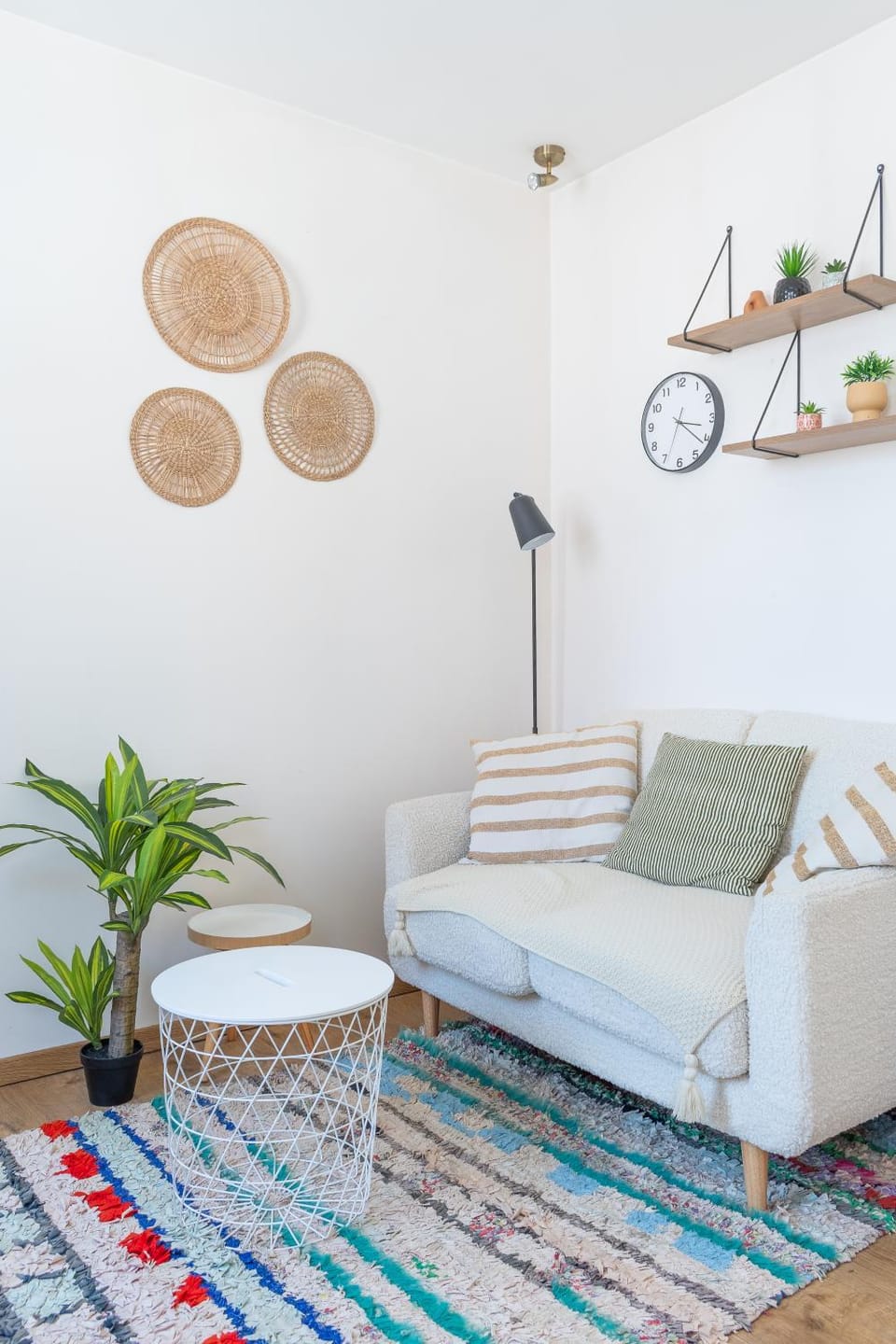 TV and multimedia, Living room, Seating area, Bedroom, furniture, heating, internet, storage