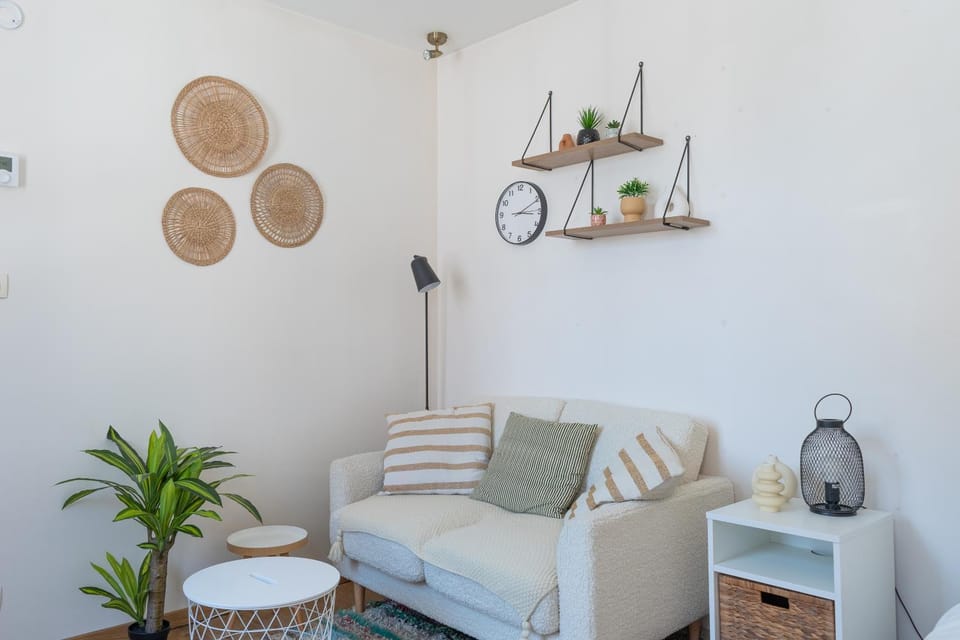 Bed, TV and multimedia, Living room, Seating area, Bedroom, furniture, heating, internet, storage