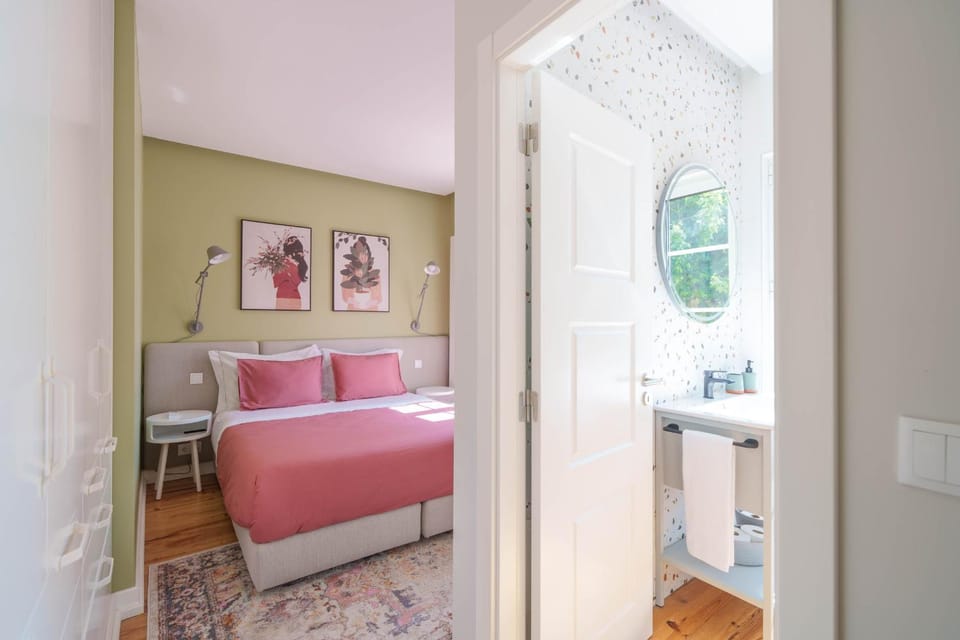 Bacelos pink house - riverfront with jacuzzi House in Coimbra District, Portugal