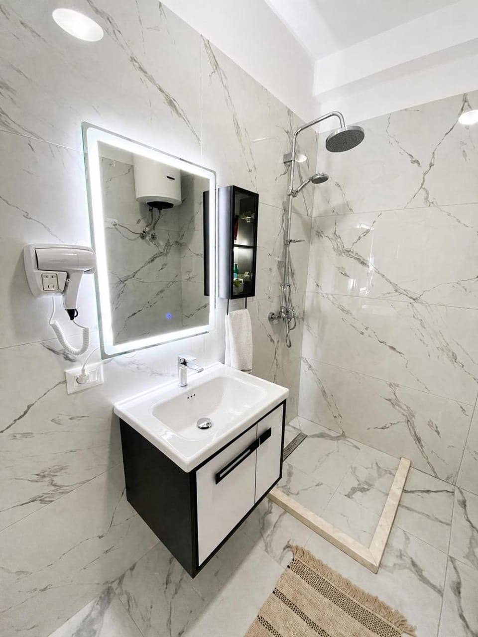 Shower, Toilet