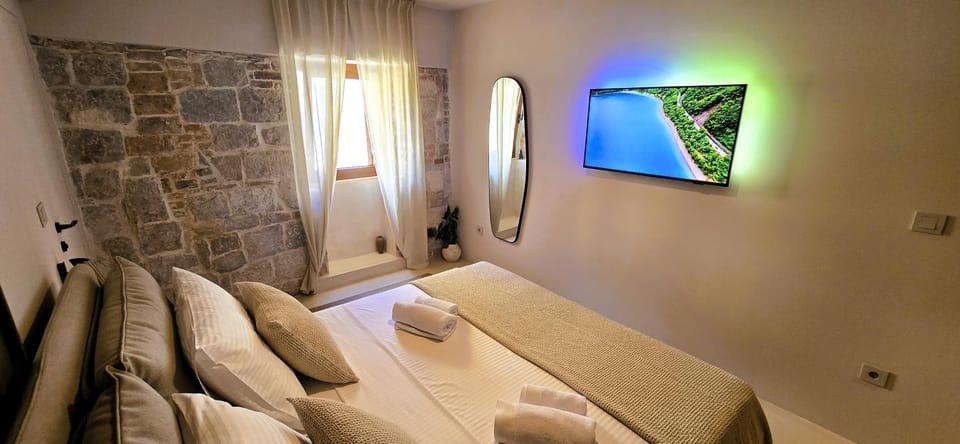 Bed, TV and multimedia, Photo of the whole room, Seating area, Bedroom