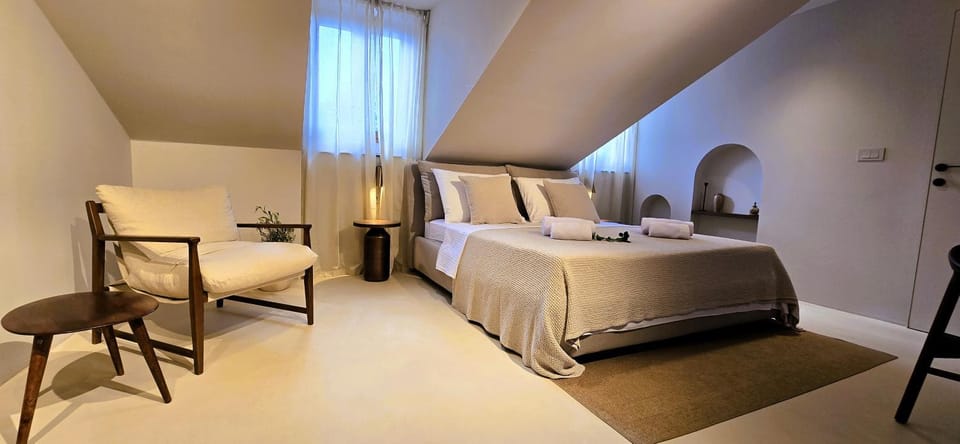 Bed, Photo of the whole room, Seating area, Bedroom