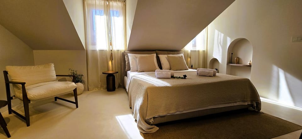 Bed, Photo of the whole room, Seating area, Bedroom