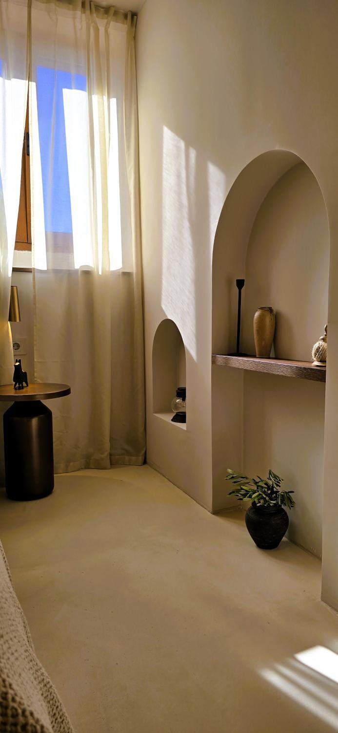 Photo of the whole room, Bedroom