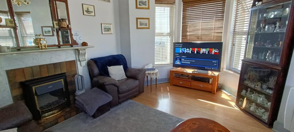 Communal lounge/ TV room, TV and multimedia, Living room, Seating area