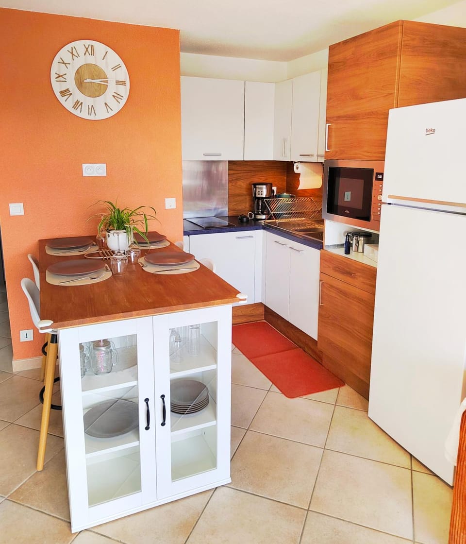 Dining area, oven, stove