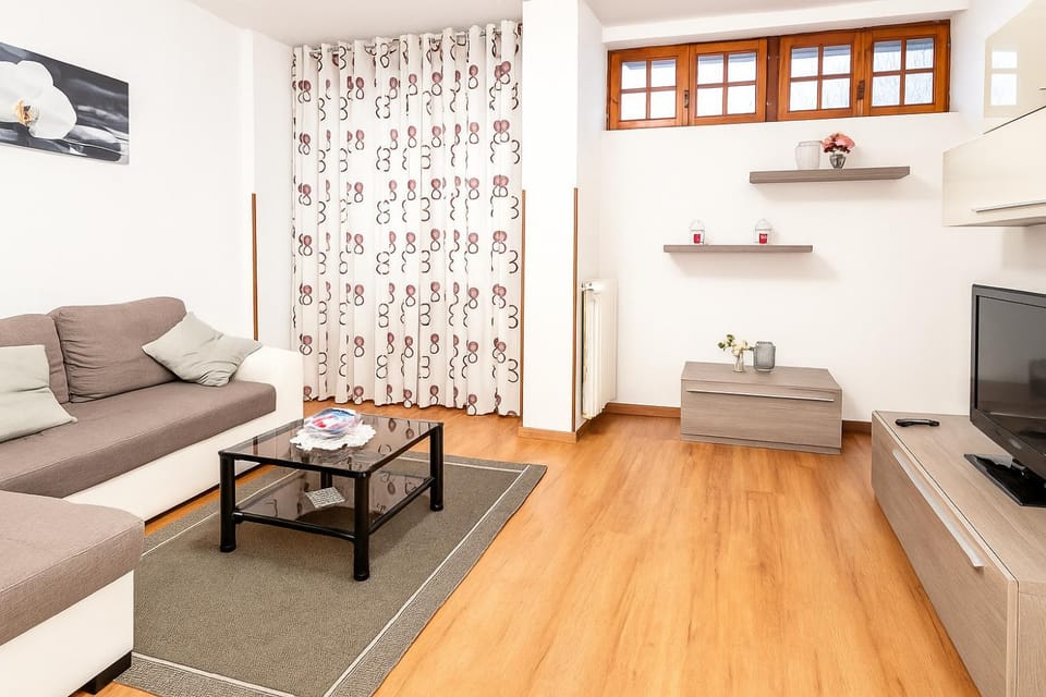 Bed, TV and multimedia, Balcony/Terrace, Living room, Seating area, heating