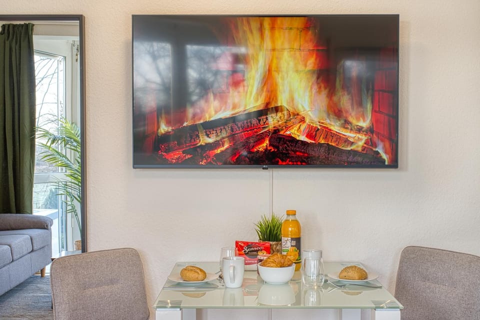 TV and multimedia, Living room, Food and drinks, Seating area, Food, Drinks
