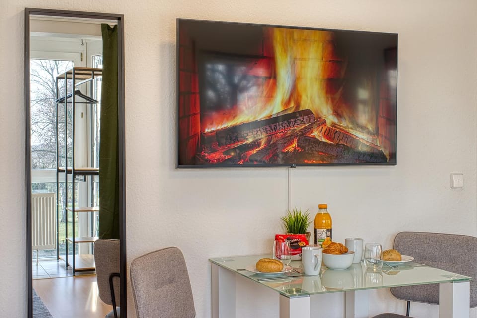 TV and multimedia, Living room, Food and drinks, Seating area, Dining area, Food, Drinks