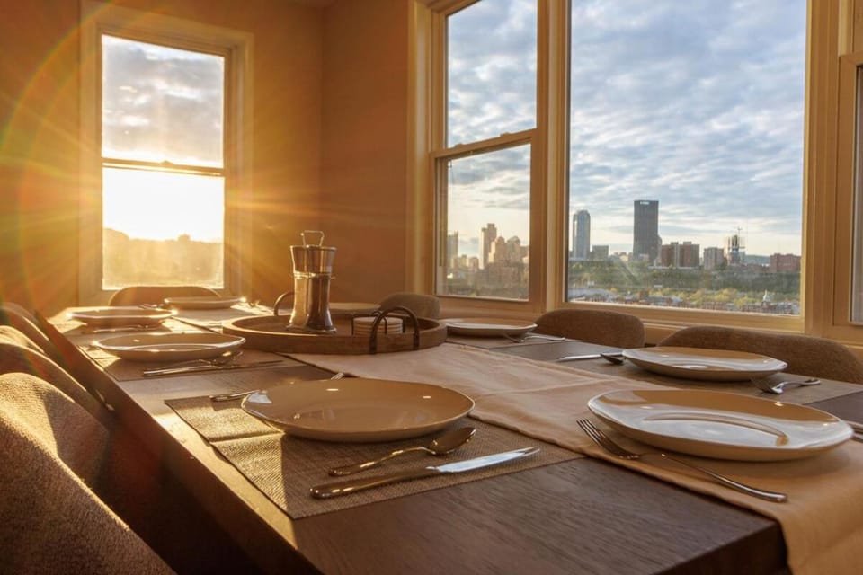 Skyline Views - Rooftop & Game Room - Sleeps 8 Apartment in Pittsburgh