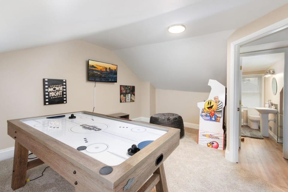 Skyline Views - Rooftop & Game Room - Sleeps 8 Apartment in Pittsburgh